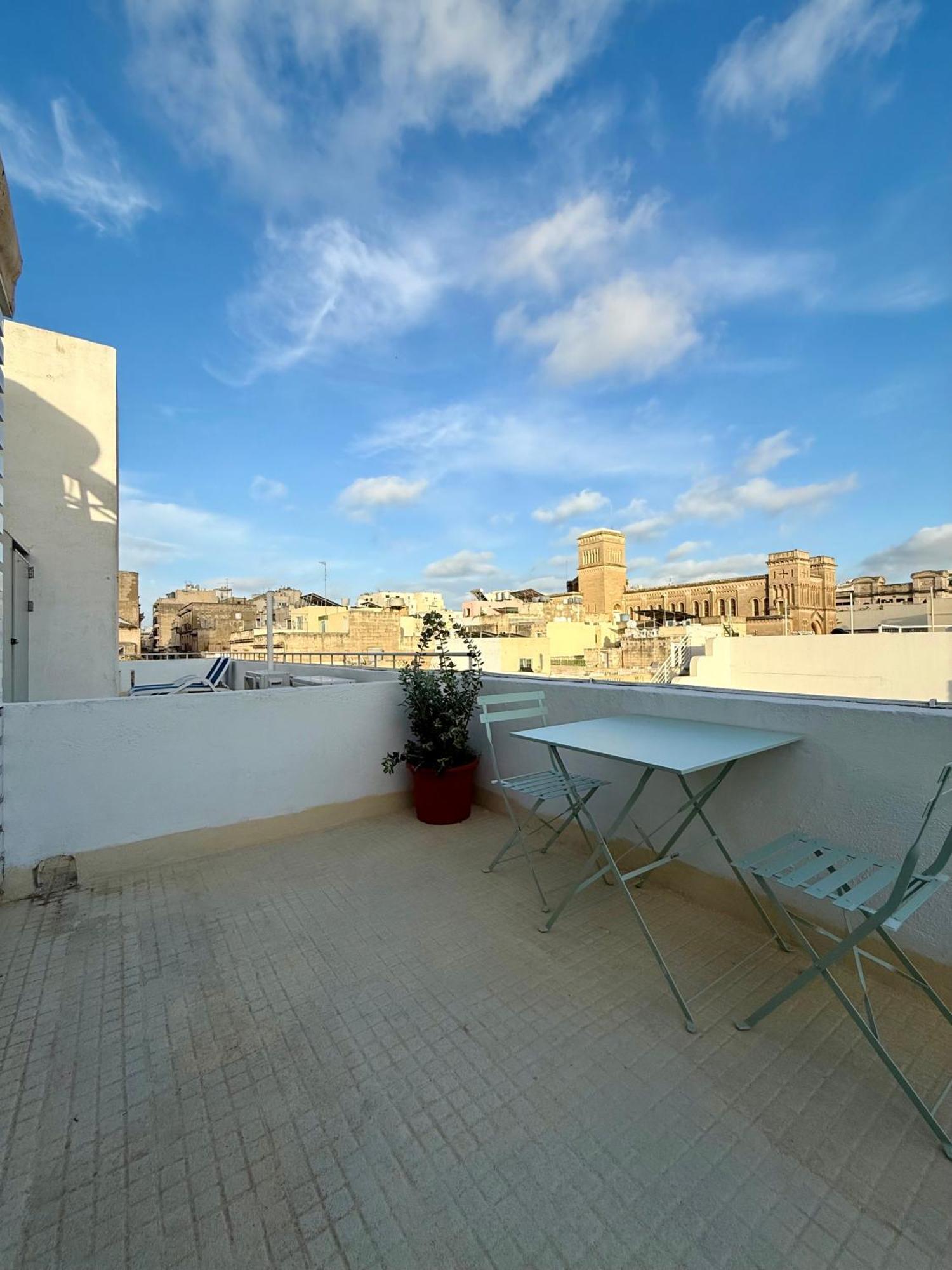 People & Places Sliema Luaran gambar